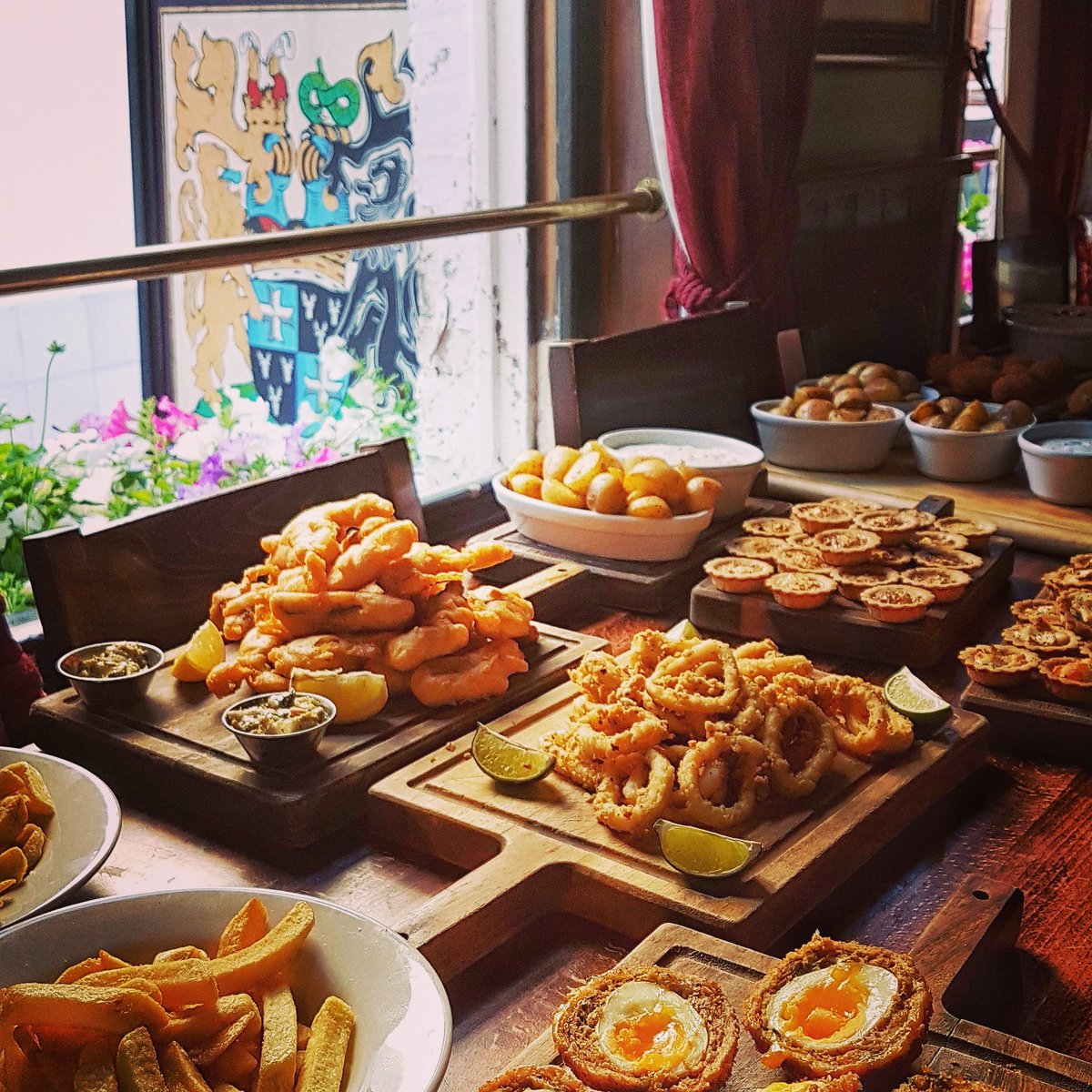 Have you ever tried our sharing menus?? 
#canapesbuffet #platters #privateeventspace