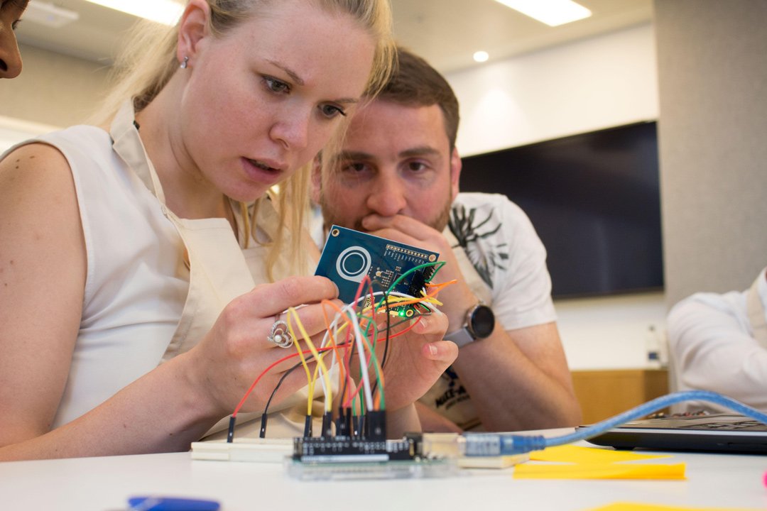 MakerSimon's tweet image. Being an industry leader in innovation doesn't happen by accident! Here is one way American Express ensure their staff can quickly get to grips with emerging technologies and create opportunities.

#amex #amextech #innovation

hubs.ly/H0k0B650