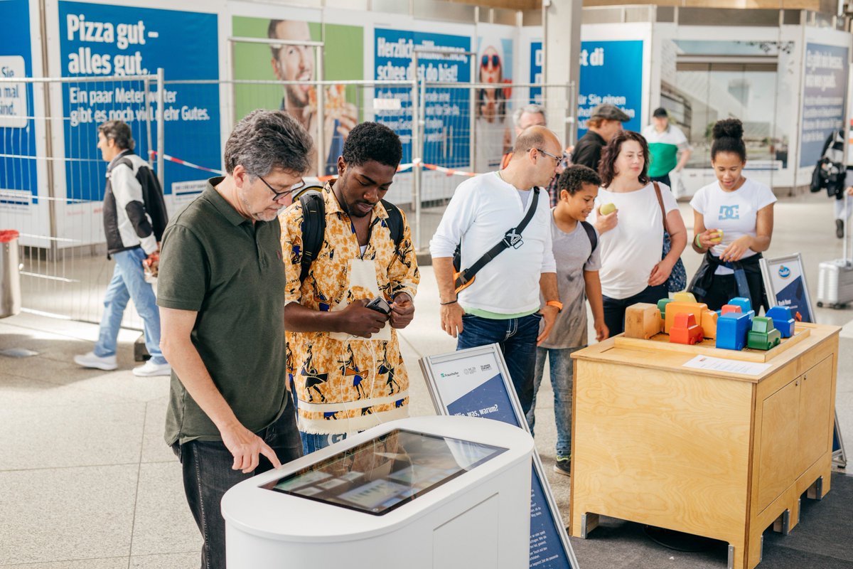 wissimdialog's tweet photo. 🚂Die #ScienceStation ist wieder in #Berlin – dieses Mal am Bahnhof Südkreuz! Besucht vom 5. – 11. August die Mitmach-Ausstellung und erfahrt an interaktiven Exponaten mehr über #KünstlicheIntelligenz #KI. @w_jahr #ChanceKI #DB #Bahn Foto: Quirin Leppert https://t.co/LZgmyxUAyU