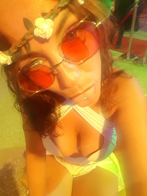 Bonne journ&eacute;e mes ch&eacute;ris !  Vous aimez ma tenue d'hier soir ?  #rt si tu es peace ✌  #LikeThat Si tu<a href="/tag/rt"class="tags"><span>#rt</span></a><a href="/tag/likethat"class="tags"><span>#likethat</span></a>