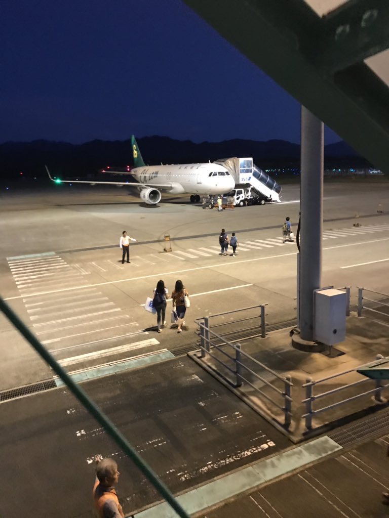 りょうすけ 高松から上海行きの春秋航空 13時出発が遅延で時出発に やっと上海についた 強風のため到着予定機材が高松 に着陸できず大阪に着陸とか そんなに風強かったかな 長い一日だ りょうすけ 高松から上海行きの春秋航空 13時出発が遅延で時出発に やっと上海についた 強風のため到着予定機材が高松 に着陸できず大阪に着陸とか そんなに風強かったかな 長い一日だ
