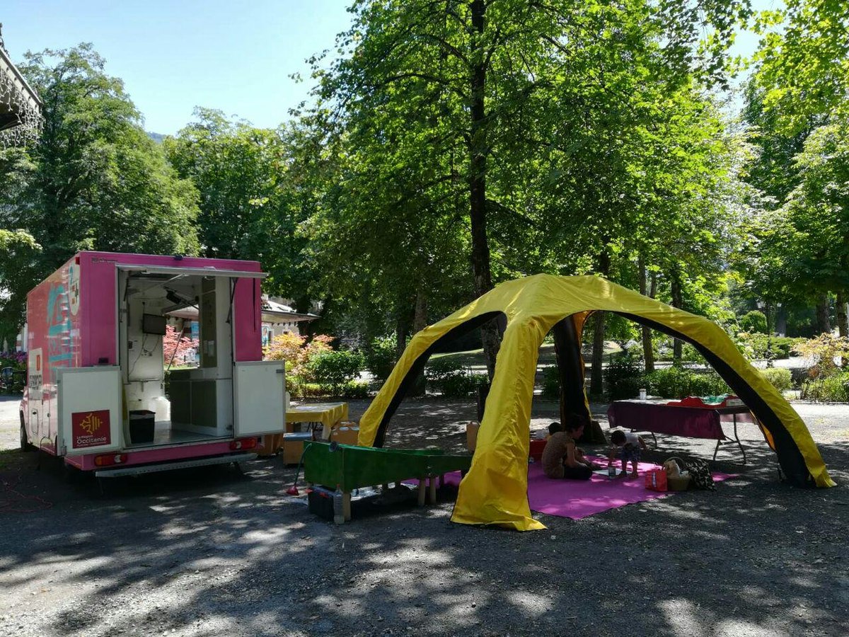 Petit_Deb_Occi's tweet photo. [🚛 Science Tour des Pyrénées ⛰️]

Expériences et animations à l'ombre des 🌳 du Parc des Thermes à Bagnères-de-Luchon. 
Les sciences en bas de chez toi, mais aussi au frais ! 

#sciencetour2019 #ilfaitchaud #CCPHG #luchon #adaptation #eau #montagnes #thermalisme #pastoralisme https://t.co/v4wiJcJQE3