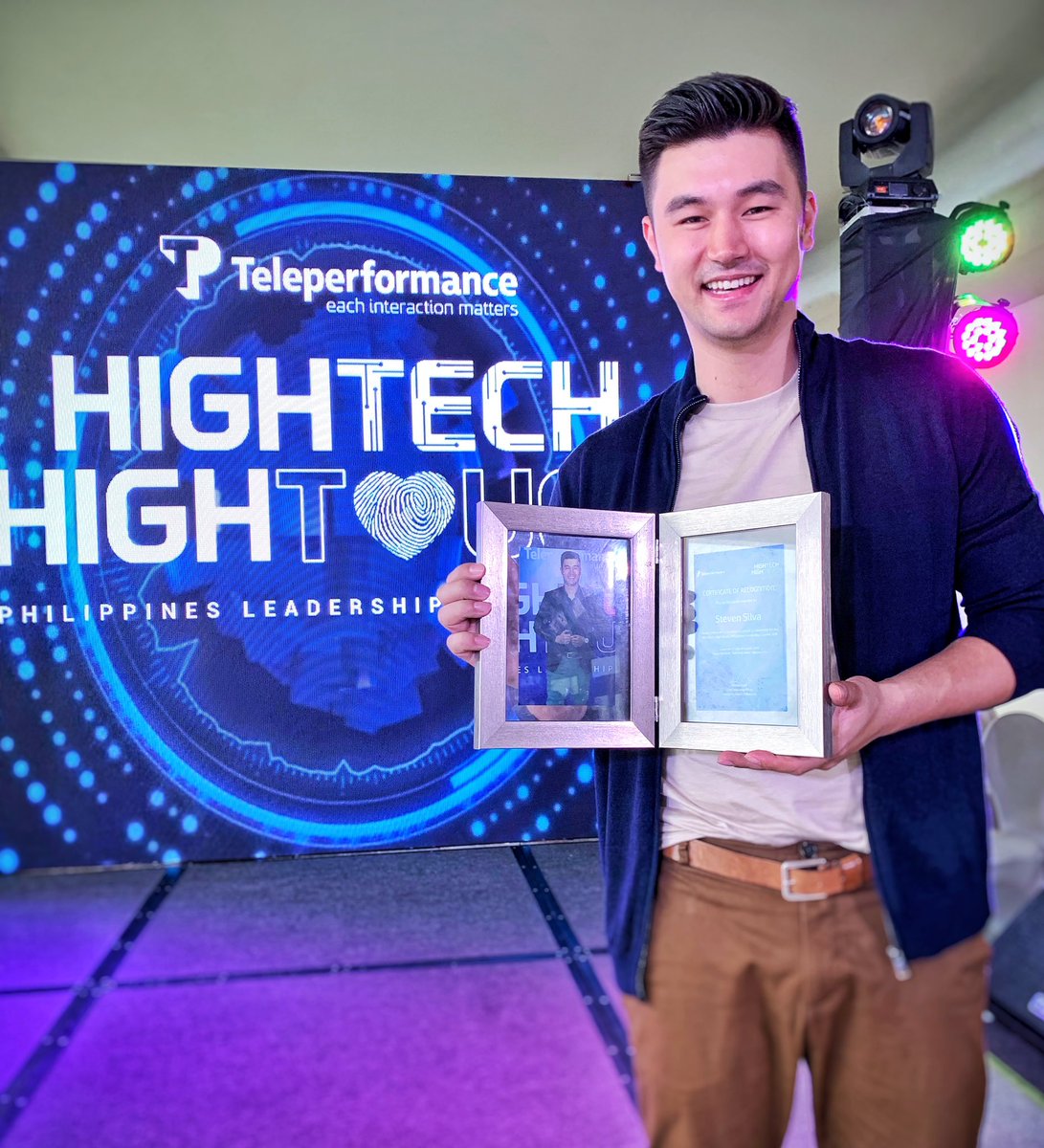 iamstevensilva's tweet photo. Busy weekend indeed, 3 straight days of hosting but no sweat when it’s for a group that makes you feel like part of the FAMILY ❤️
Thank you @TP_Philippines for having me host again & Gelli for being such an awesome partner! #TPHighTechHighTouch #HostedByStevenSilva https://t.co/cKyEaxpDxX
