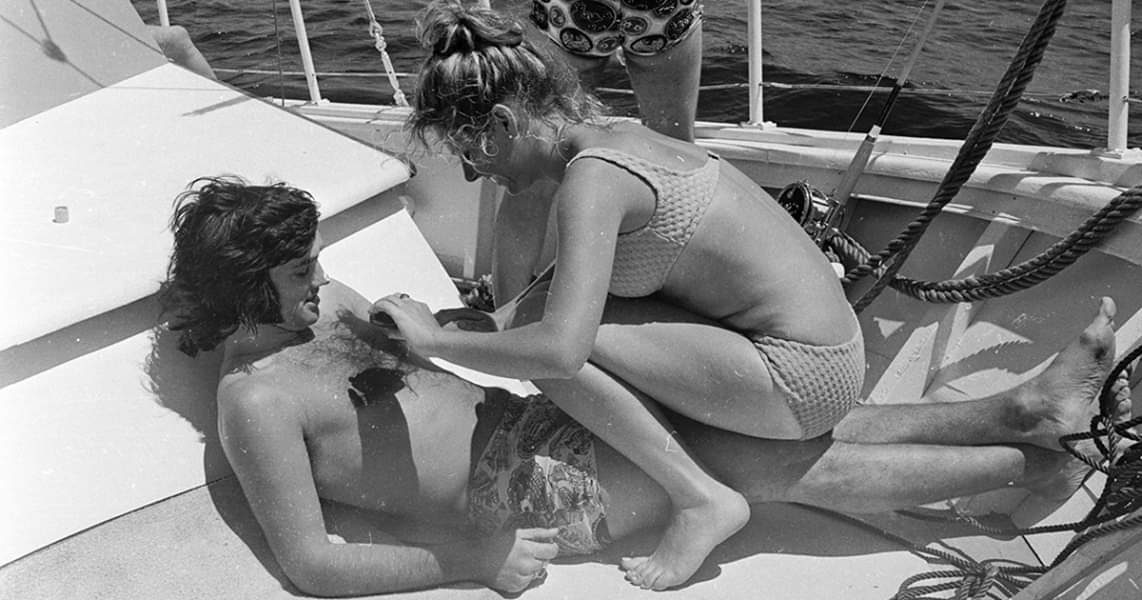 Football_Craft_'s tweet photo. Heads up! We're away for the next week! The website will still be up and running and orders can be placed but there may be a slight delay in process! Well be in touch. 

Here we leave you with a pic of one of the greatest on his holidays! 

George The Best. https://t.co/TZYgaDHDR6
