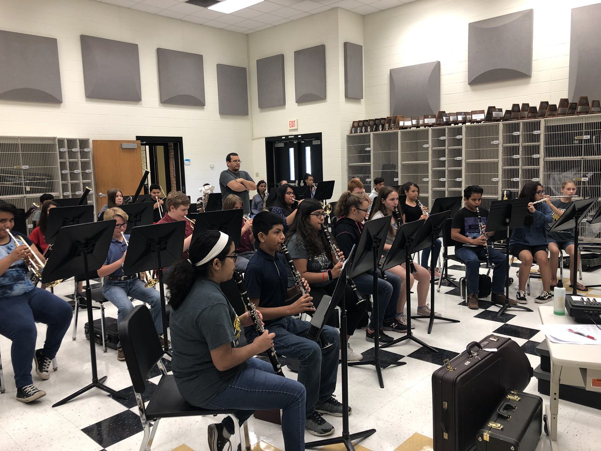 AJBtoroband's tweet image. Day 1 of Band Camp! We’re playing our instruments and having fun 🎉
#GettingBackIntoIt #IRememberThis