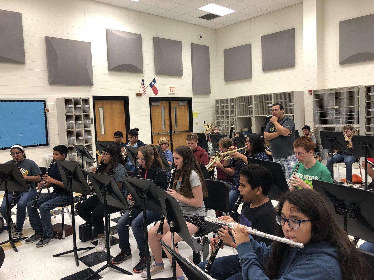 AJBtoroband's tweet image. Day 1 of Band Camp! We’re playing our instruments and having fun 🎉
#GettingBackIntoIt #IRememberThis