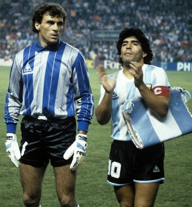 Diego Armando Maradona 🇦🇷 y Nery Alberto Pumpido🇦🇷 durante la #CopaAmerica1989🇧🇷