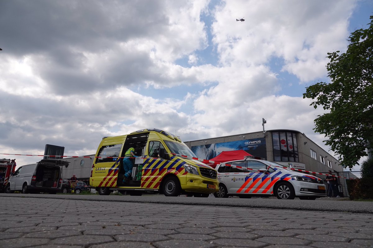 William112bnv's tweet image. Overval op #Cameratools in #Apeldoorn aan de #Paramariboweg vanmiddag. Medewerkers en klanten kregen pepperspray in het gezicht. 1 medewerker werd zelfs geboeid. Door @POL_Gelderland wel 5 verdachten aangehouden !