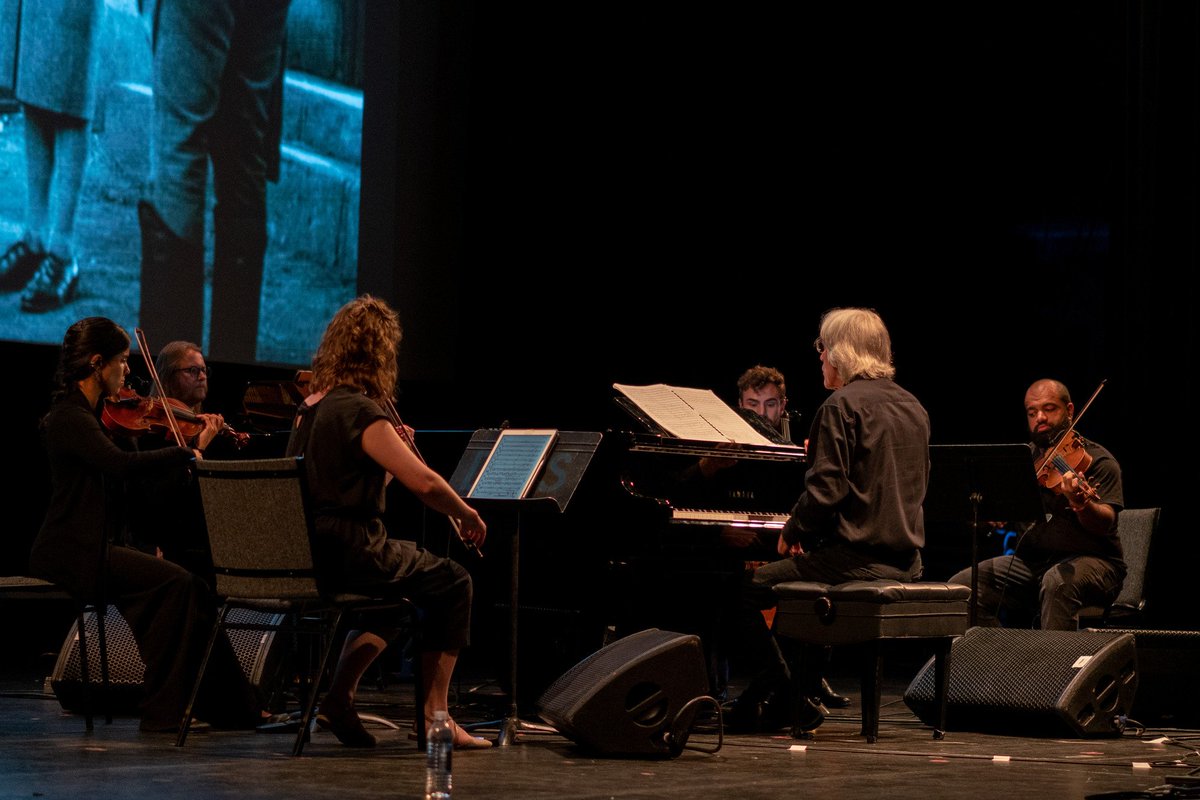 PhilipGlassEns's tweet photo. Michael Riesman leading Dracula (1931) with @philipglass' live score this past weekend @bangonacan #LOUDweekend. Photo by Kaelan Burkett
#michaelriesman #philipglass #philipglassdracula #livefilmscore #bangonacan #massmoca @MASS_MoCA https://t.co/SmdTVFbNWh