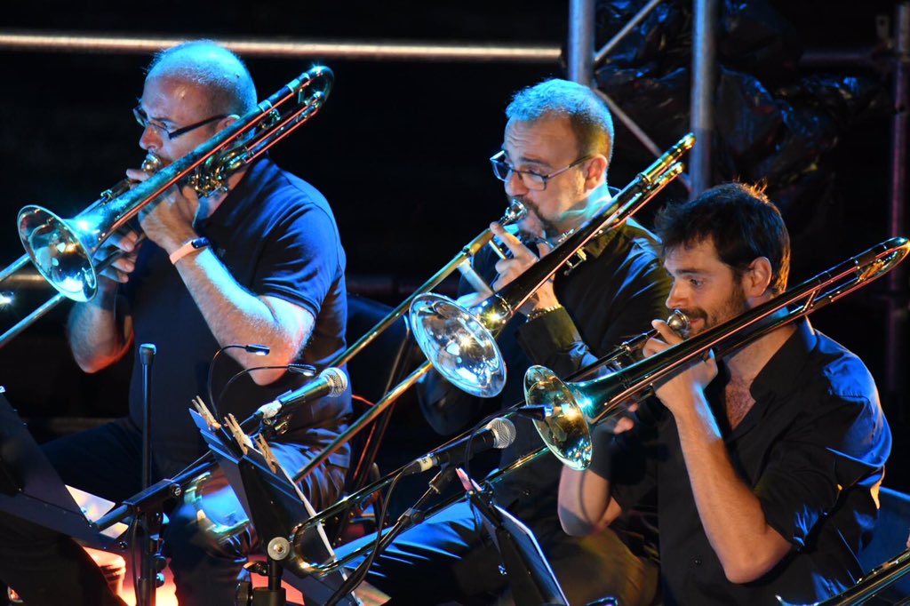 [LA TENDRESSE] - Encara en un núvol... Gràcies <a href="/portalblau/">Festival Portalblau</a>! Gràcies L’Escala!

El mar de fons, la calidesa del públic, el bon so, la il•luminació i la rebuda de l’organització van convertir l’experiència d’ahir en una nit perfecta!

Un altre concert per recordar!

📷<a href="/escalenc/">Robert Carmona</a>