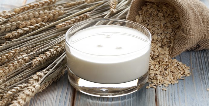 FitDayCom's tweet photo. Oat milk is having a moment. Here's what you need to know.  https://t.co/icAMSzZDZI https://t.co/NhL28LujJm