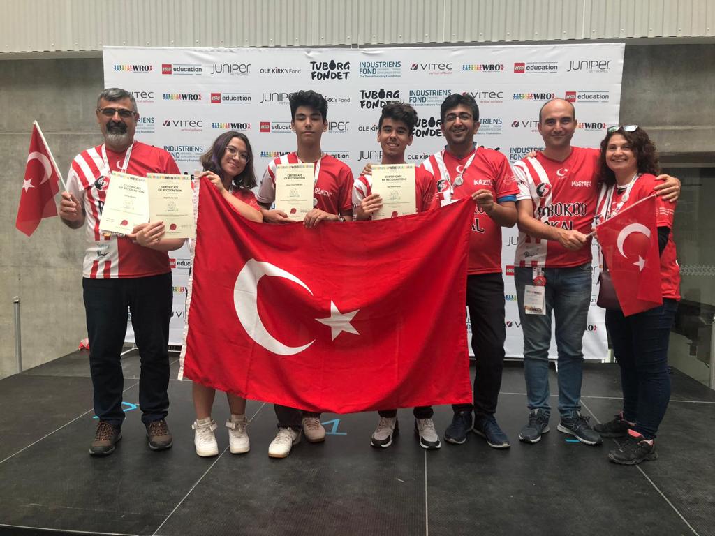 startinizmir's tweet photo. ➡️@robokodizmir Girişimcileri Projesi kapsamında, Danimarka'da düzenlenen #WRO Friendship Invitational 2019'da, Ajansımız @izmirkalkinma desteğiyle ülkemizi ve İzmir'i temsil eden RoboKod SKAL takımımız Dünya 5. si oldu.🏆 #startinizmir #wro2019dk https://t.co/k6mbVcWfVg