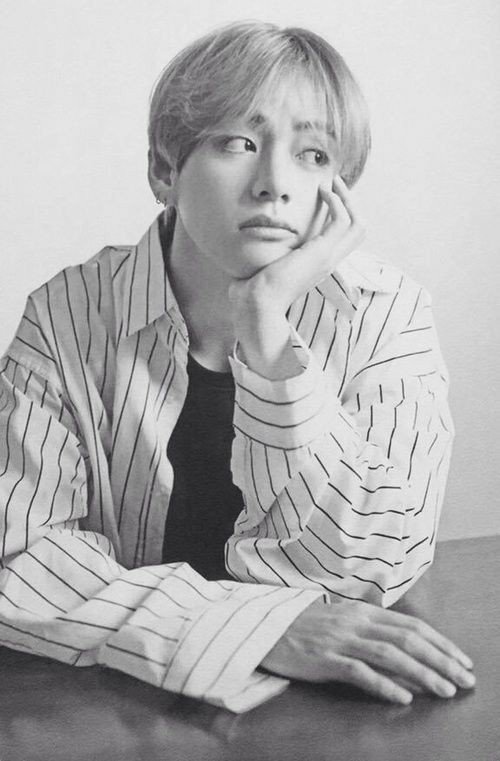 TaethayOT7's tweet photo. Olhando pro Mozรฃo โค๏ธ bom dia armygas ๐ #V #ipupleyou #ARMYSelcaDay @BTS_twt https://t.co/zR2LaVREsi