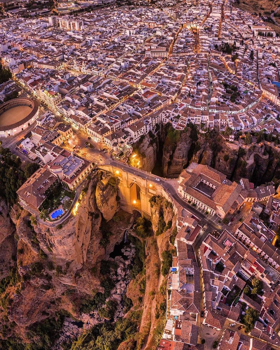 😍 Ronda, ciudad milenaria. Considerada una de las poblaciones más hermosas de la provincia de Málaga. Ver más 👉bit.ly/2ScuYrX #Ronda #Malaga #Andalucia 📷: @jude_newkirk