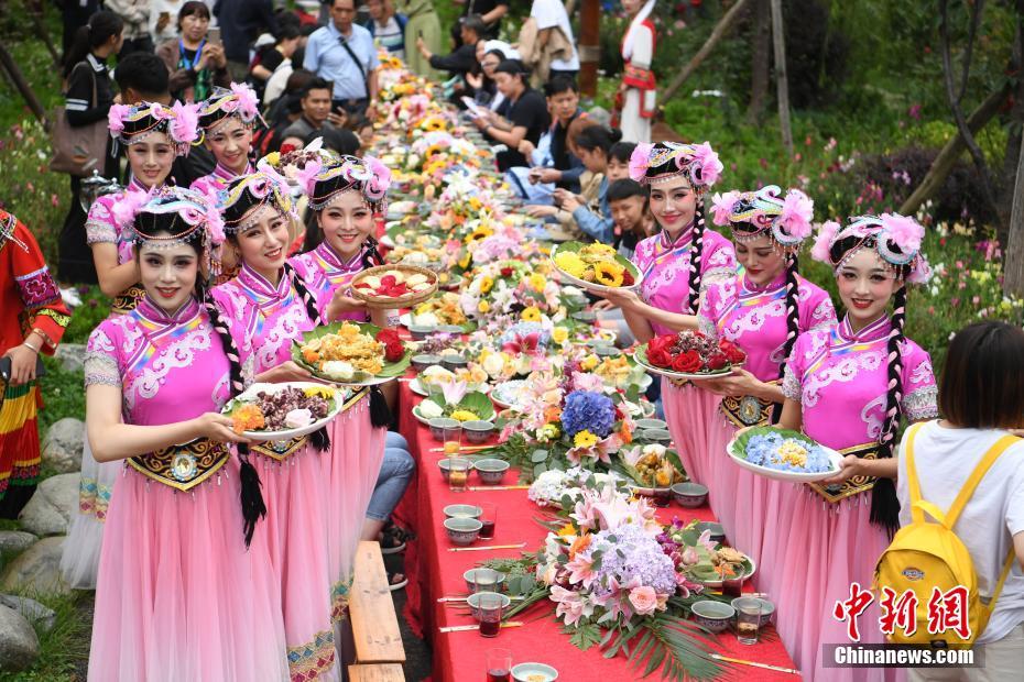 ChinaDaily's tweet photo. Flower feast! Tourists tasted different dishes and snacks using flowers as the main ingredients in a scenic spot in Lijiang, SW China's Yunnan province on Sunday. https://t.co/vwP5BQRm0V