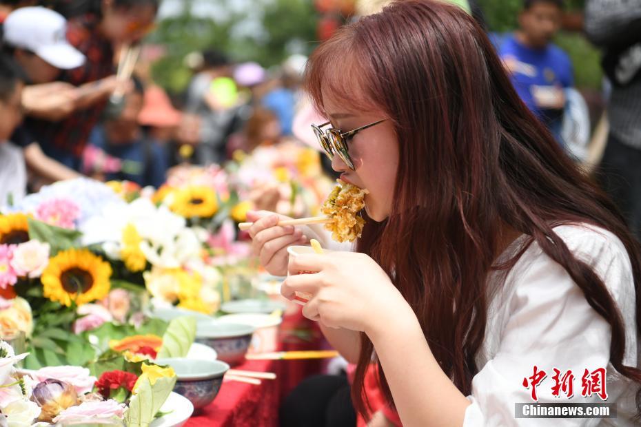 ChinaDaily's tweet photo. Flower feast! Tourists tasted different dishes and snacks using flowers as the main ingredients in a scenic spot in Lijiang, SW China's Yunnan province on Sunday. https://t.co/vwP5BQRm0V