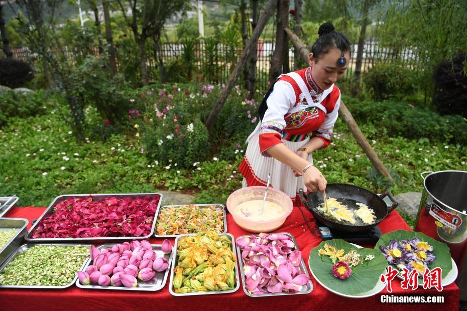 ChinaDaily's tweet photo. Flower feast! Tourists tasted different dishes and snacks using flowers as the main ingredients in a scenic spot in Lijiang, SW China's Yunnan province on Sunday. https://t.co/vwP5BQRm0V