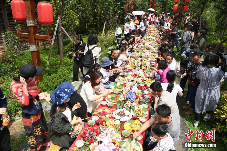 ChinaDaily's tweet photo. Flower feast! Tourists tasted different dishes and snacks using flowers as the main ingredients in a scenic spot in Lijiang, SW China's Yunnan province on Sunday. https://t.co/vwP5BQRm0V