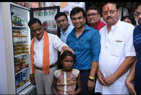 devepratapsingh's tweet photo. गोरखपुर में एक अनोखी पहल : गरीबों  की पालनहार बनी जनता फ्रीज़ और आलमारी , २४ घंटे  फ्री मिलेगा खाना और कपडा 
जनता फ्रीज़ और आलमारी स्थान : रंगरेजा रेस्टोरेंट
@myogiadityanath @ravikishann @GorakhnathMndr @gaurav_lilaria @gurgaon_binny #JantaFridge #NewGkp #rangrezza #Gorakhpur https://t.co/6ldsdA4CZl