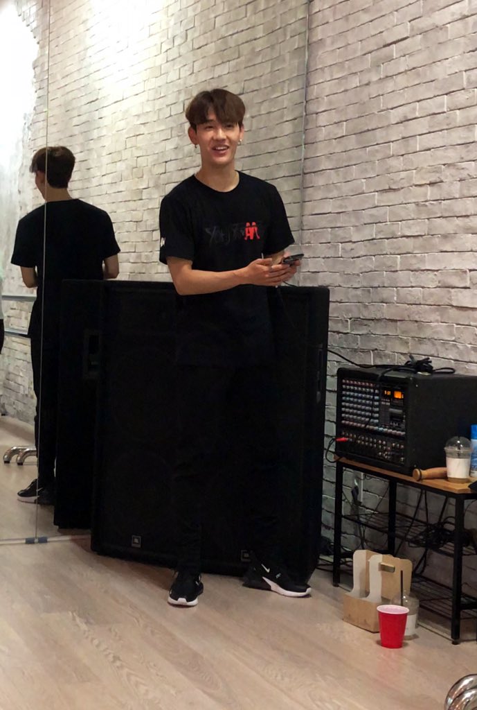 B_Style95's tweet photo. 190804 

ヨンスのダンスレッスン 1回目

初心者にもとてもわかりやすく 丁寧にゆっくり 教えてくれるレッスンでした
楽しくて 幸せな1時間半✨
みなさん ぜひ！！💓

#영수  #이영수 https://t.co/GWltXQLNhA