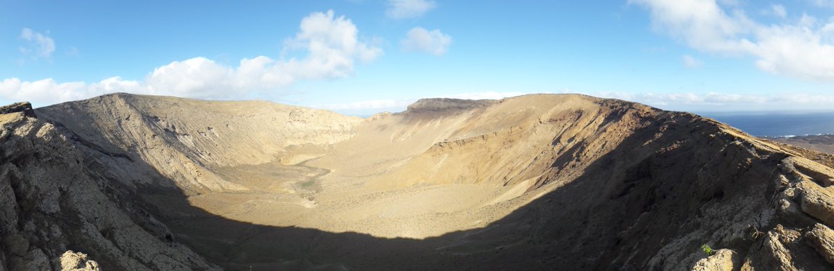 Change of scenery after our coastal survey yesterday. We are now censussing the interior of the Caldera. Here all falcons breed on the east side (right side pic), in caves where they are sheltered from the relentless northeasterly winds. More updates tonight  #EF2019 [40/n]