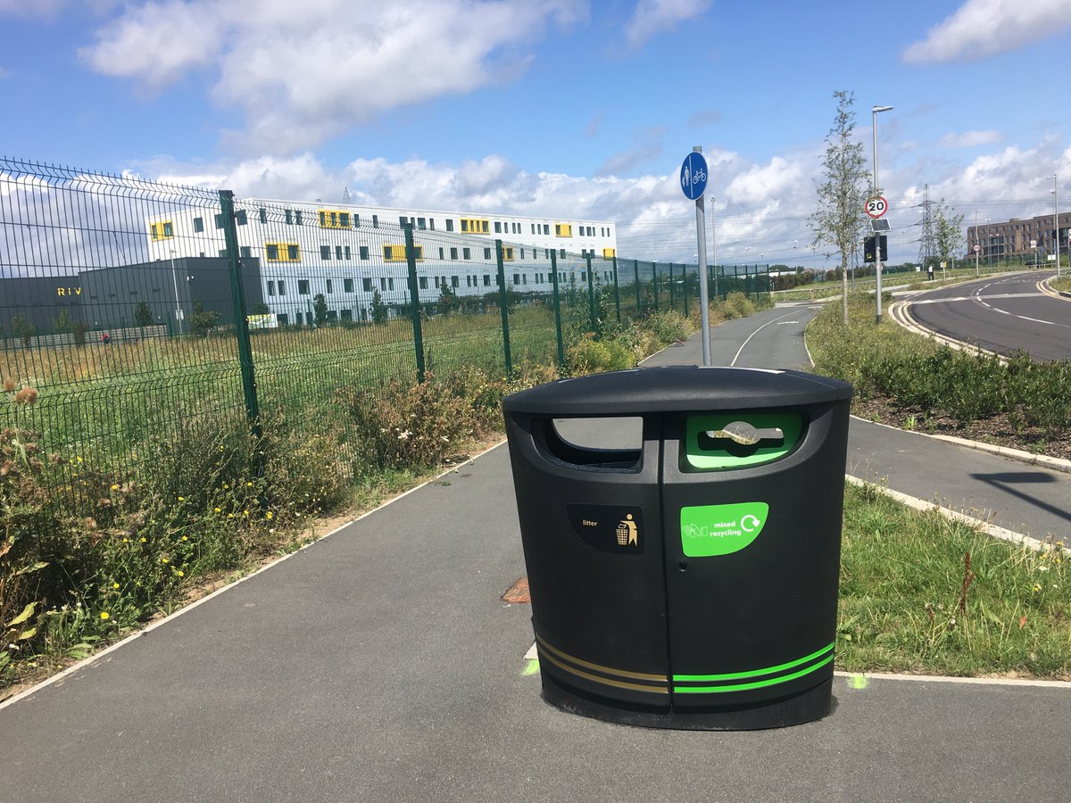 barkingriver's tweet photo. @ThamesWardCP @vbatistaamorim @RiversideCampus After a great meeting with #YCAG, bins were been installed at the @RiversideCampus school bus stop on Friday. https://t.co/MtyV6Sl2NO