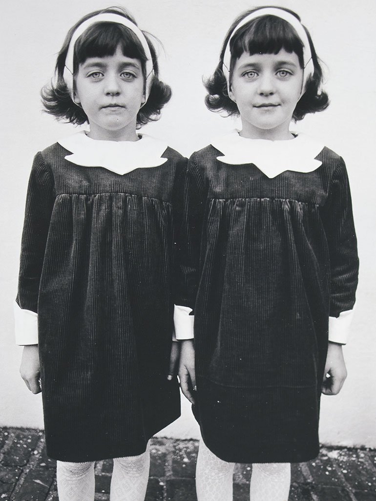 publicdelivery's tweet photo. What is the meaning of Diane Arbus' iconic Twins photo? - https://t.co/JRAqTMqiJb https://t.co/JpYU6QWTPW