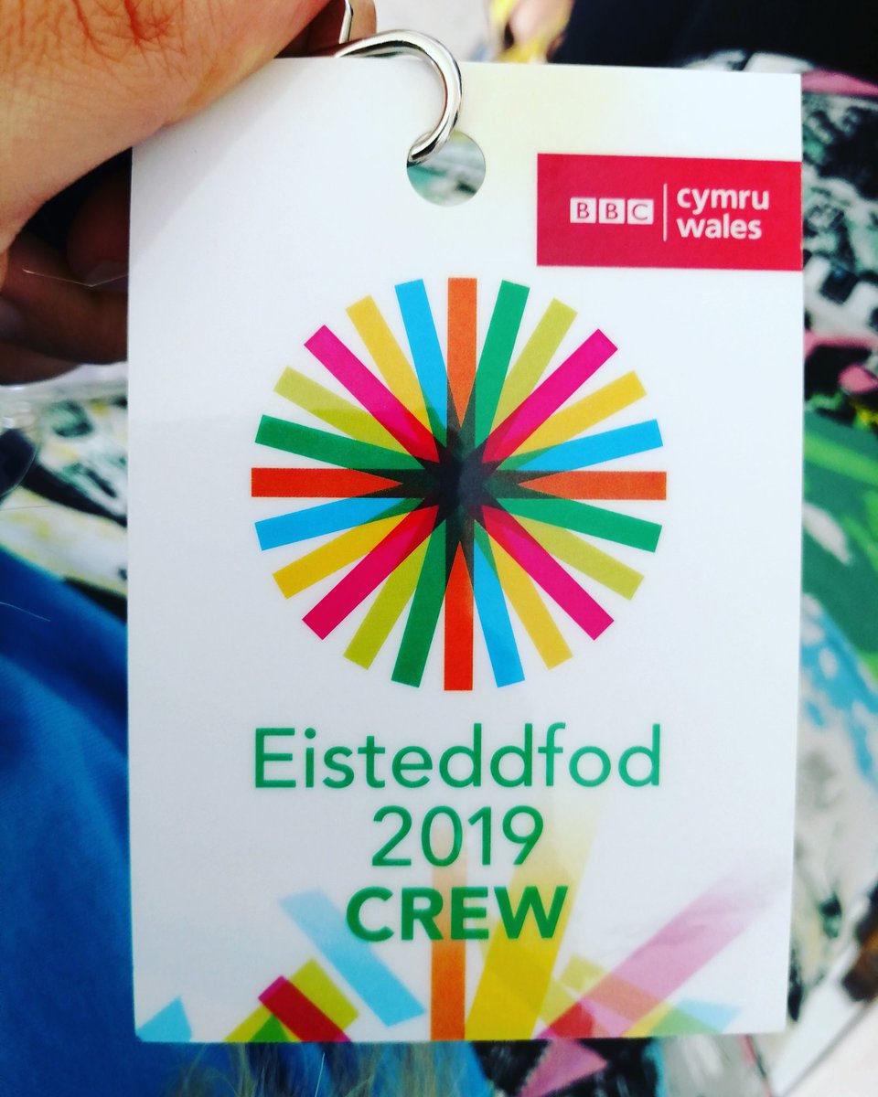 heulsmach's tweet photo. Dwi yn yr Eisteddfod ieee! Tiwniwch mewn i raglen gyntaf #TocynWythnos @bethdimoyn @BBCRadioCymru am 18:15 heno ble bydd @eurig a @NeiKaradog yn derbyn her arbennig gan Beti! @eisteddfod #steddfod2019 https://t.co/eIdGp0nIub