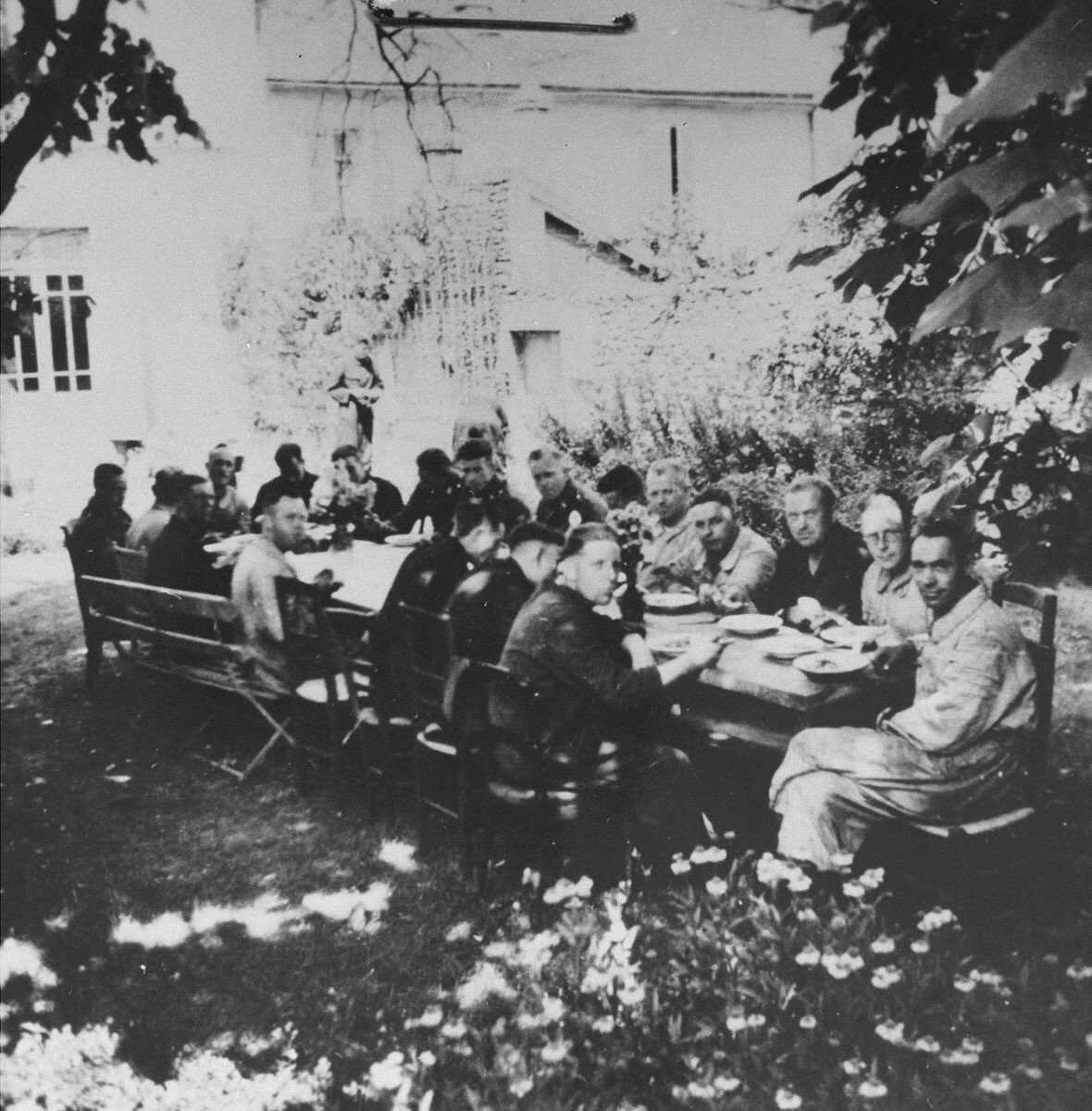  #Pancevo was where the main elements of the Rgt were located. It was under command of IV Btl C/O Obstlt Bandelow. There appeared Waffen SS elements attached to  #GD from Das Reich, too. Pic of Bandelow commandeered villa with officers/ethnic Germans. #History  #SWW  #WW23)