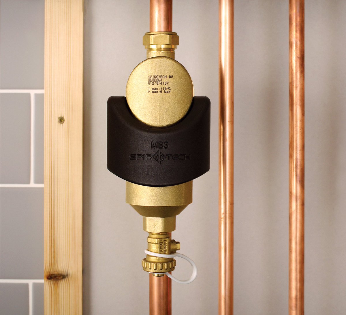 Servicing the SpiroTrap MB3 is as easy as 1,2,3 👇

1) Turn the system off and remove the magnet
2) Remove the cap from the drain valve
3) Open the valve and drain the dirt 

#SpiroTip