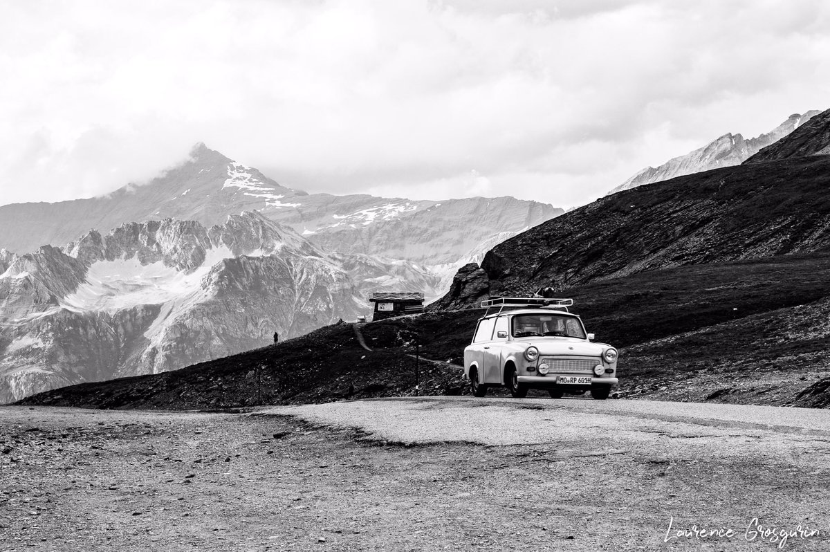 LauGrGphotos's tweet photo. Col de l'#iserand en mode touriste à #Val-d'Isère tu fais des rencontres improbables, ici un couple de jeunes allemands en #trabant601, la première que je vois 😮 donc photos en #blackandwhite pour l'occasion 😉 https://t.co/0tWqugW68R