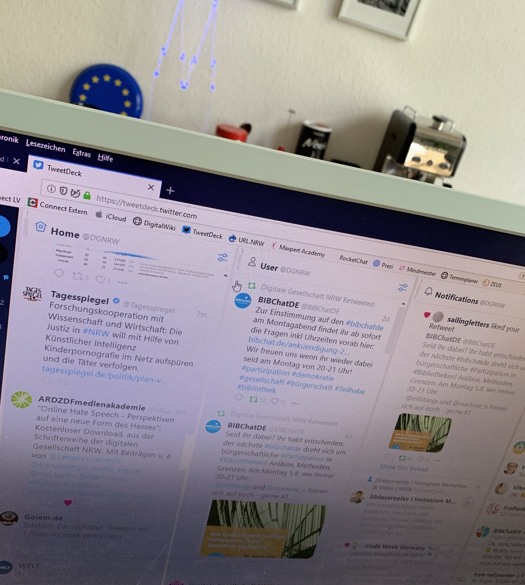 Tastenspieler's tweet photo. Beim #Espressotalk einem Kollegen kurz Twitter und #tweetdeck gezeigt. #microfortbildung https://t.co/KuuYkXG0sC