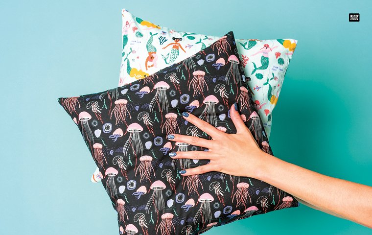 Kennt Ihr schon unsere Stoffkollektion #MERMAID? Aus den Stoffen könnt Ihr Kissen und mehr mit fantasievollen Unterwassermotiven #nähen. rico-design.de/de/ideen/ideen… #diy