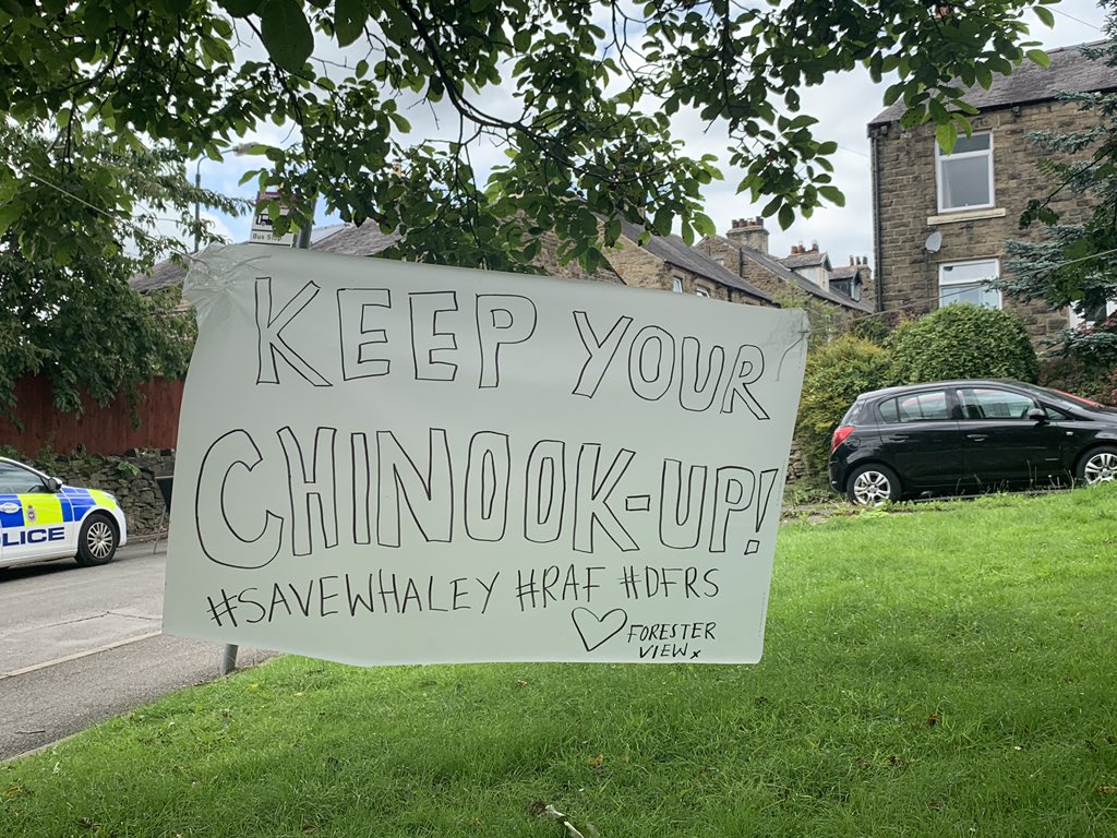hitsmcrnews's tweet photo. Residents in #WhaleyBridge continue to leave messages of support for the emergency teams working 24/7 to #SaveWhaley. https://t.co/vmIfO9161b