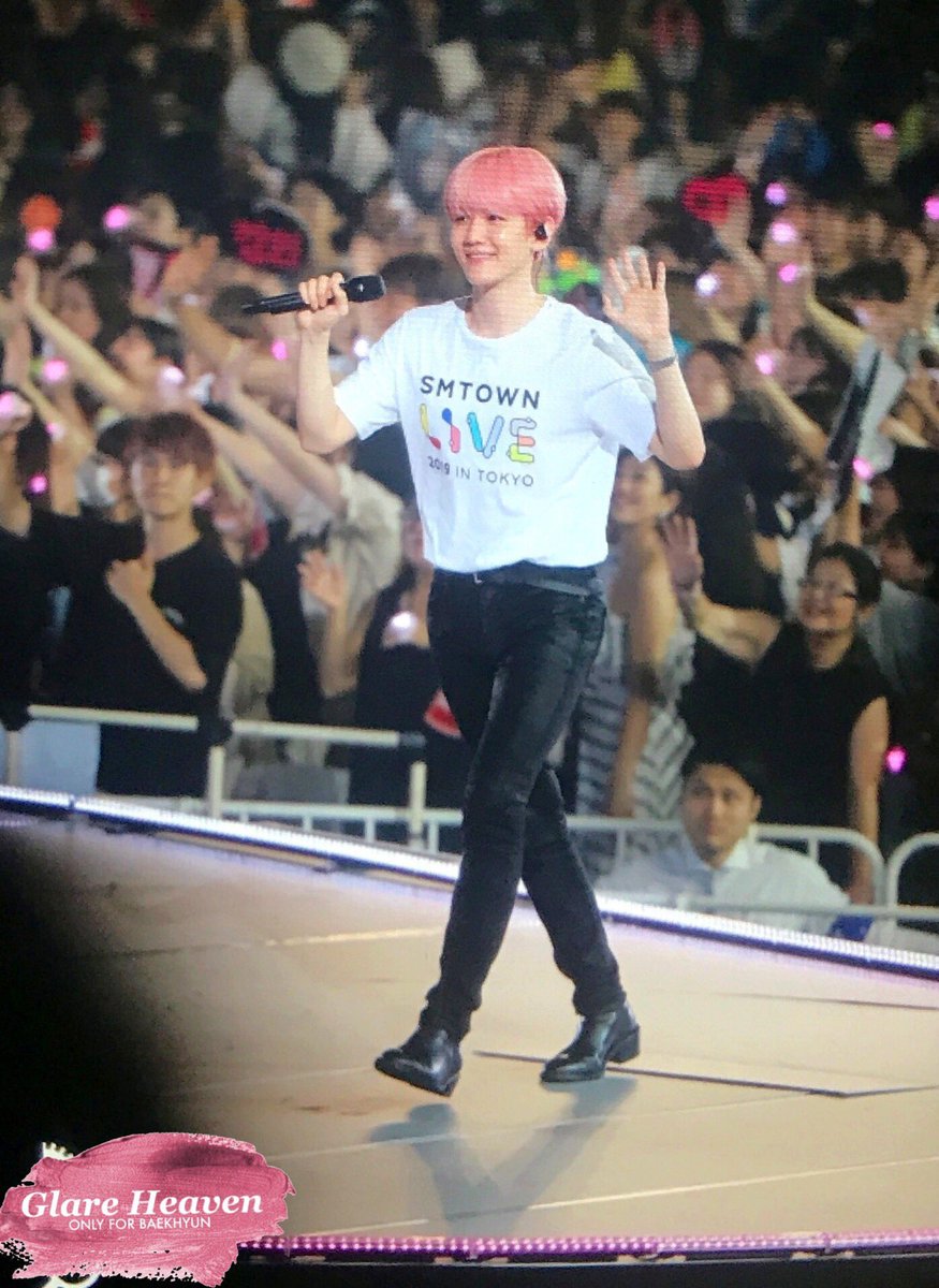 glareheaven's tweet photo. 190805 SMT in TOKYO 백현이 안녕안녕🌸♥️🍓
#백현 #BAEKHYUN @B_hundred_Hyun @weareoneEXO #EXO #UNVillage #Citylights https://t.co/kTS1U8tzFu
