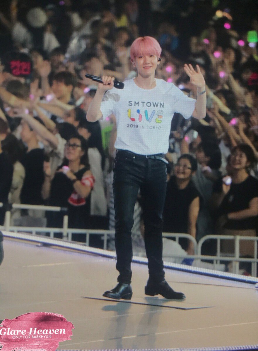 glareheaven's tweet photo. 190805 SMT in TOKYO 백현이 안녕안녕🌸♥️🍓
#백현 #BAEKHYUN @B_hundred_Hyun @weareoneEXO #EXO #UNVillage #Citylights https://t.co/kTS1U8tzFu
