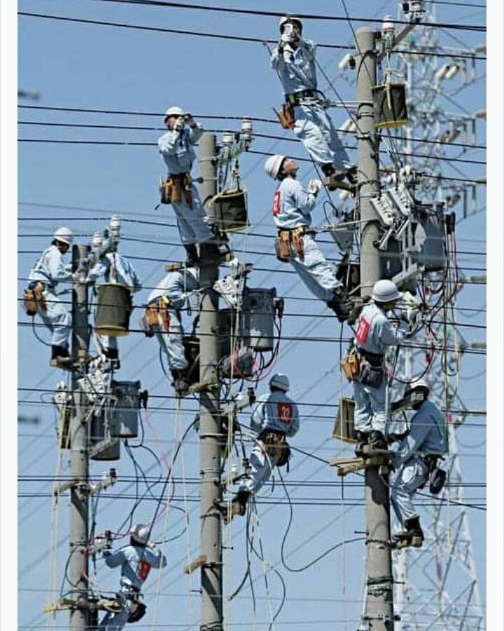 JnationsRafa's tweet photo. hari kemaren dilanda matilampu yang cukup lama.kebanyakan orang pada uring uringan.liat pengorbanan pahlawan pln semoga diberikan keselamatan dn dimudahkan pekerjaannya.
#amin #PLN #listrikpadam #listrik #Indonesia #JokowiAtasiMasalahListrik #Jokowi #JokowikePLN https://t.co/6CW6fiZaue