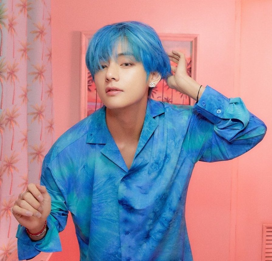50. Haruto Watanabe a rapper/visual of UNIT GROUP TREASURE was spotted having BTS  #V   as his phone lockscreen. He was among the Top 7 contenders in YG survival showThe taehyung pic was from BTS latest comeback concept photos sdfhjkk he is such a fan  #BTSV  @BTS_twt  #Taehyung