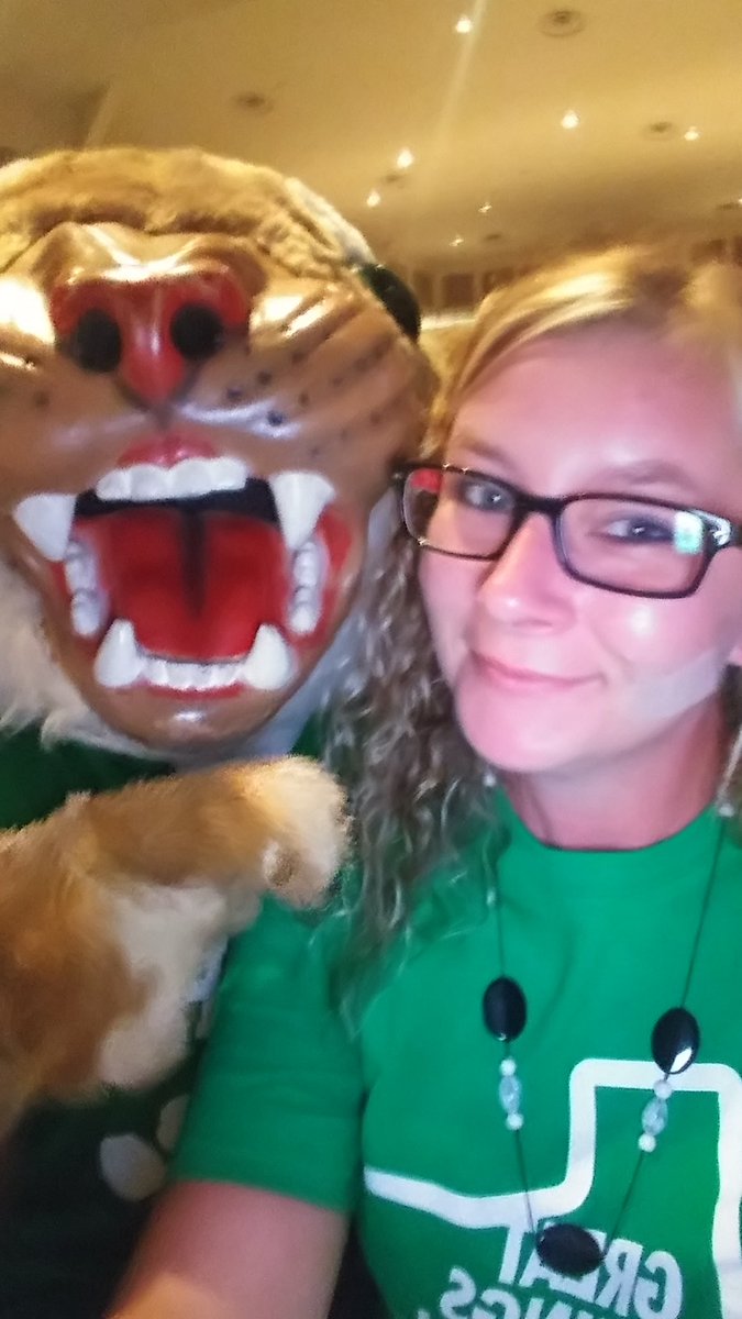 MrsCleveland616's tweet photo. Let's start 💚🐾 #brenhamunited #brenhamU https://t.co/EENACSkalK