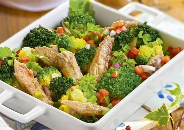 masbrocoli's tweet photo. ¡Os traemos una receta estupenda para que comáis rico, saludable y liviano con tan solo 180 calorías! 👉Un delicioso plato de #brócoli 🥦 con #caballa y picadillo de verduras.😋👇

➡️ https://t.co/3M7ynuDacE

#recetas #cocina #gastronomía #verano #summer #agosto https://t.co/6JWw3T8qLW