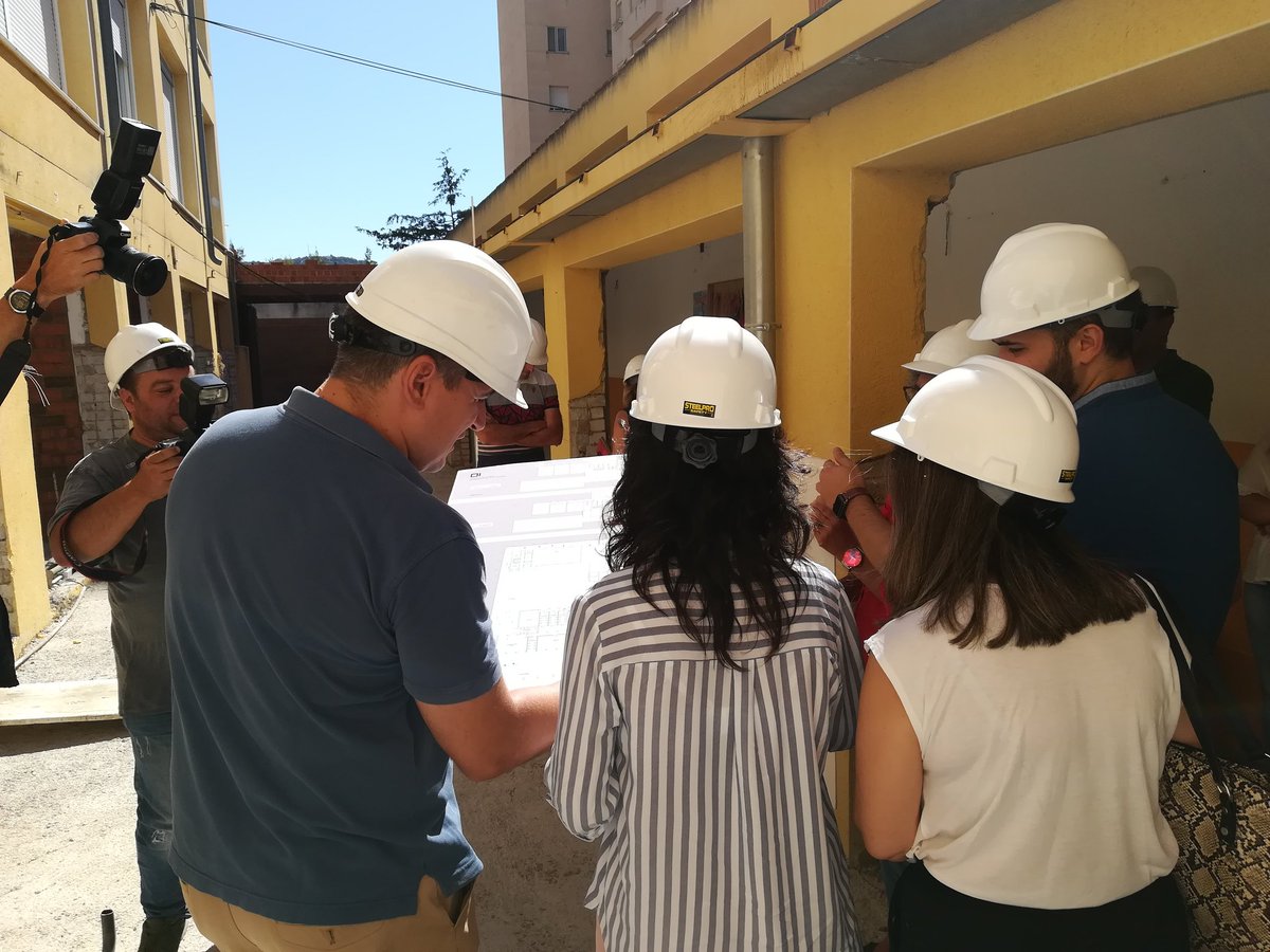 educacionEXT's tweet photo. La @Junta_Ex realiza en estos momentos un centenar de obras 🏗️ en centros educativos 🏫 de #Extremadura, por valor de 31'5 millones €. @EstherGMoran ha visitado hoy en #Cáceres las de ampliación y reforma del #CEIPAlbaPlata, donde @Junta_Educacion invertirá más de 1'5 millón €. https://t.co/YiW5N0Z56g