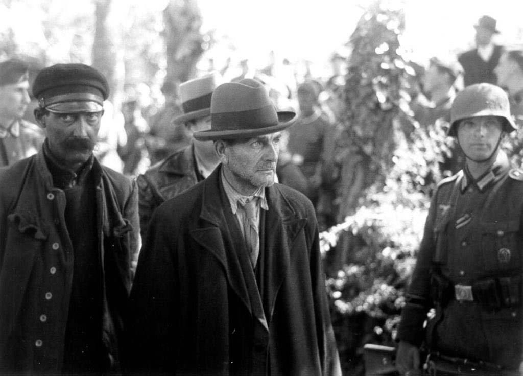 As a result, men of  #GD searched the cemetery and surrounding buildings. Eventually 35 men & 1 woman were arrested & found guilty under a German military court, led by Sturmbannführer Rudolph Hoffmann of the WSS Das Reich.  #History  #SWW  #WW2  #Pancevo7/