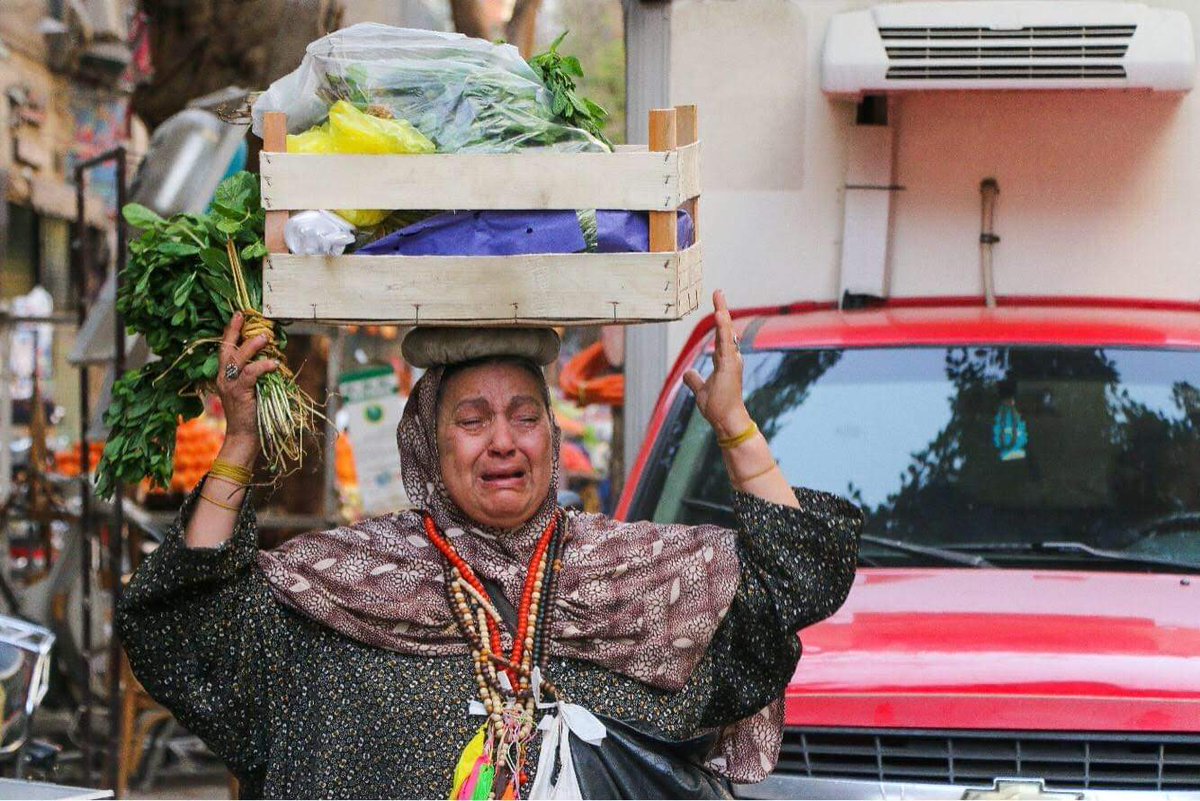 ممكن لما تلاقوا حد غلبان بيبيع حاجة تشتروا منه ولو شئ بسيط انت مش محتاجه، الجنيه الواحد ممكن يفرق معاهم جدا و ممكن تعتبره نوع من انواع الصدقة ف هيفرق معاك انت كمان
أصله حقيقي مفيش أصعب من لحظة حزن و انكسار وقلة حيلة زي دي
او أضعف الإيمان ابقى ادعيلهم عن ظهر الغيب
تصوير:وفاء حسن