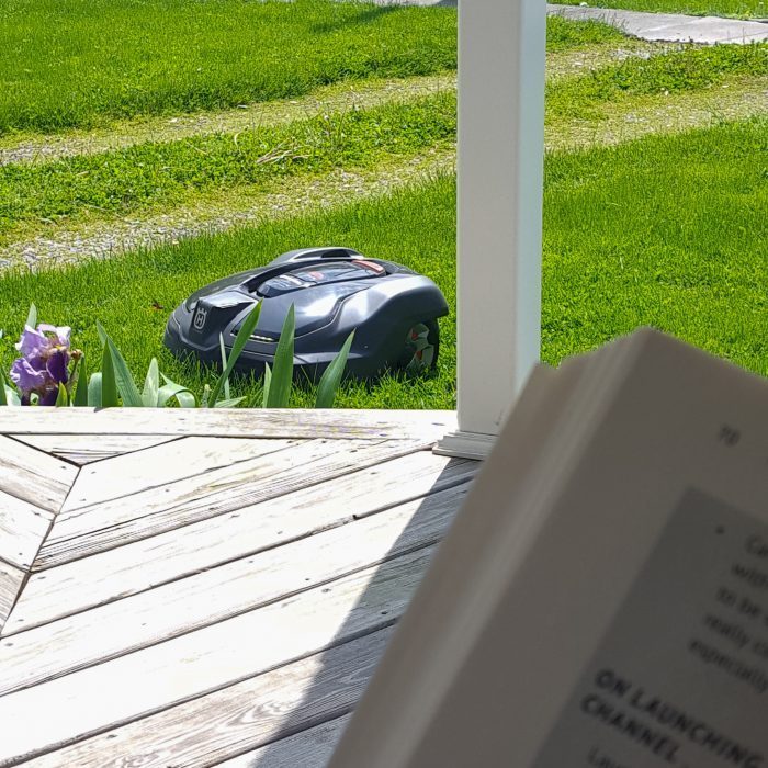 anna_onthe_reg's tweet photo. [AD] Check out how we get quality lawn care without hours of backbreaking labor with our #Automower @HusqvarnaUSA &amp; the #AutoMowerFirst program! https://t.co/2WyxXfcPLm https://t.co/PCHbefpb0T