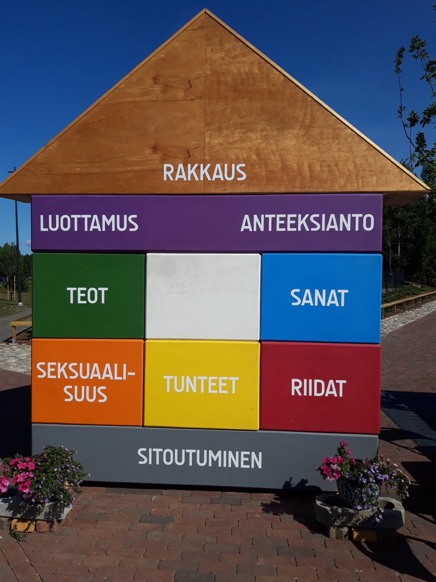 Parisuhteen palikat käyttöön! Ystävien ja tuttavien kokemusten perusteella oman kodin rakennusprojekti vaatii myös parisuhdetaidoista huolehtimista. Nämä jättipalikat <a href="/Asuntomessut/">Asuntomessut</a> Kouvolassa muistuttivat tästä. #parisuhteenpalikat