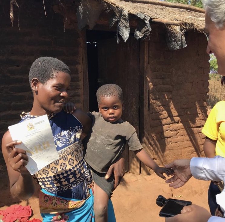 andreasarubbi's tweet image. In #Malawi fino al 2015 non esisteva la registrazione anagrafica. E un bambino non registrato è più a rischio di abusi e matrimoni precoci. Chrissy mostra con orgoglio il certificato di nascita di Misheck, grazie al lavoro di @BRAVOProgram nel distretto di Balaka.