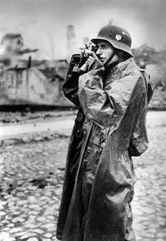 It appears the firing squad was the Pionierezug of III Btl  #GD. The photos were taken by Gerhard Gronefeld of the Rgts Kriegsberichterzug. It seems he never handed the imagery to his C/O. Revealing them post-War as a memorial to those who were executed. #Pancevo 9/