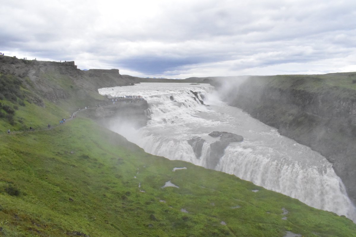 もみじおろし V Twitter というわけで憧れのアイスランド行ってきました 何もかも大きく 地平線と水平線って同じ日に見れるんだ と圧倒され 滝 アイスランド語でフォスという 苔と岩の大地 プレートの境目のギャオ 広い空 間欠泉 地球科学好きにはひたすら