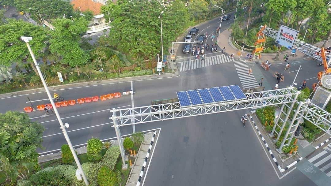 motulz's tweet photo. Baru tahu kalau beberapa traffic light di lokasi strategis di Surabaya sudah menggunakan solar panel. Jd pas blackout spt kemarin traffic light tetap berfungsi.

Ini bukan bermaksud banding2in dengan DKI lho yaaa.. sekilas info aja https://t.co/QQGbecJxjB