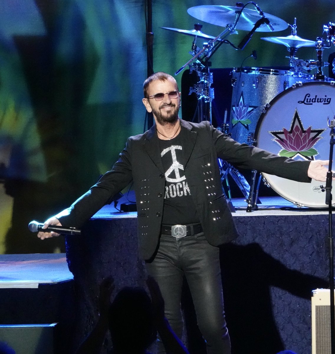 ringostarrmusic's tweet photo. Thank you Ravinia Night two peace and love 😎✌️🌟💗🎵🥦🎶🐘🍇🦏🎈☮️ https://t.co/HQNY5jYBmo